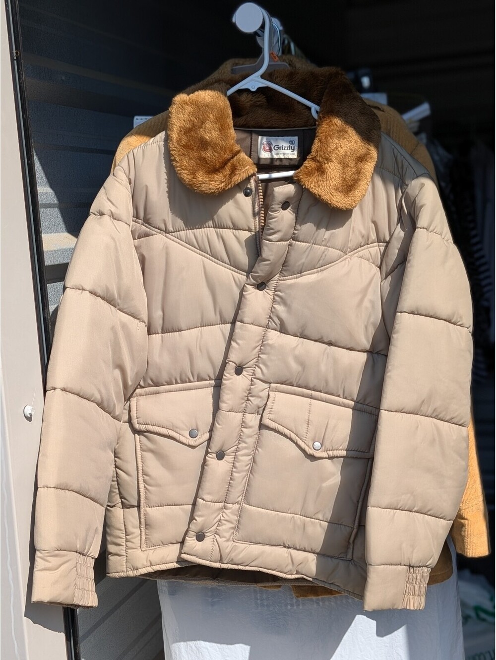 Vintage 1970s Grizzly beige puffer jacket with faux fur collar